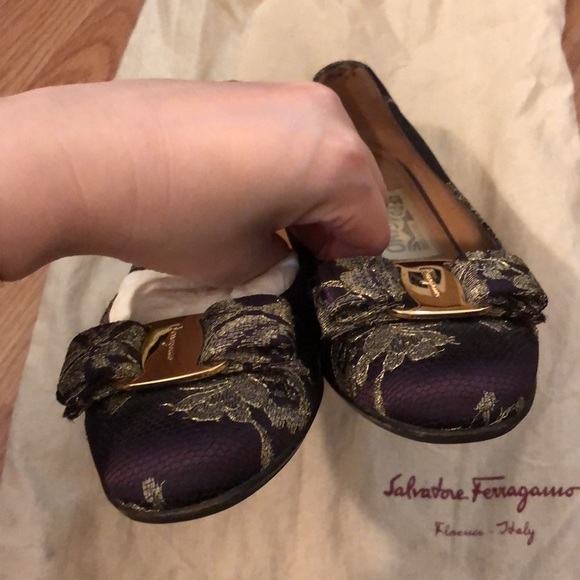 Ferragamo purple lace Vera gold low heels/shoes - Picture 5 of 5